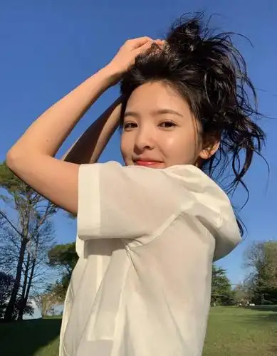 11个自拍姿势剪刀手抓头发托腮捏脸一个比一个好看