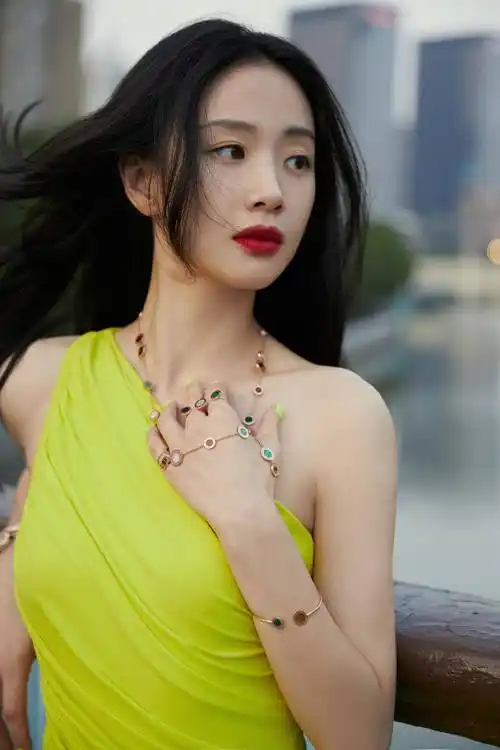 原创30岁演员李梦海南度假穿粉色比基尼开三轮皮肤白皙肚腩真实