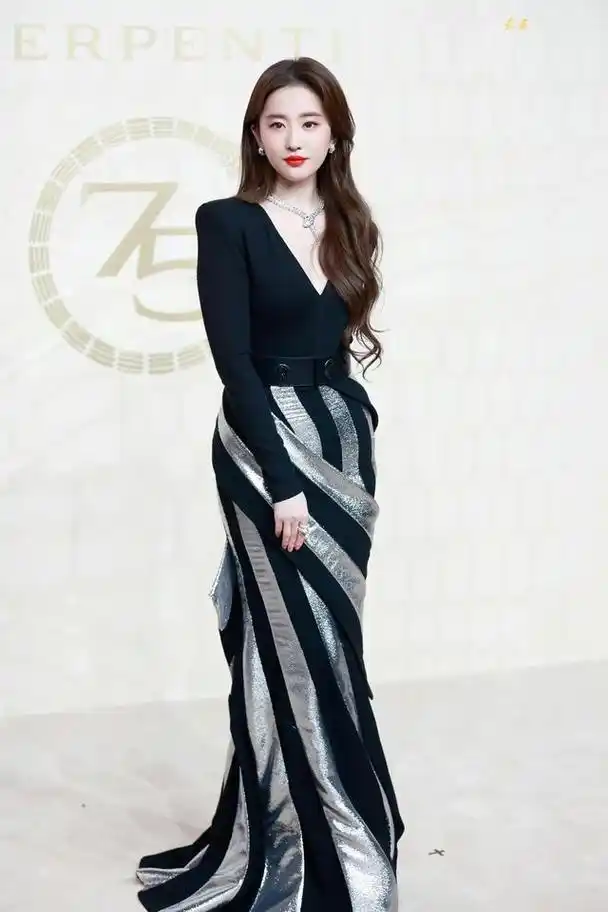 刘亦菲身材太惊艳,穿拼接深v连衣裙珠光宝气,腰臀比太好了