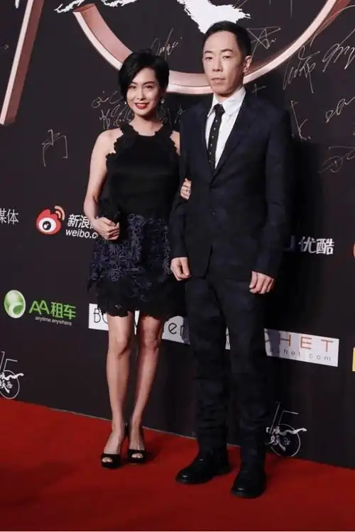 原创朱茵母女支持黄贯中画展52岁朱茵打扮时髦12岁女儿越来越漂亮