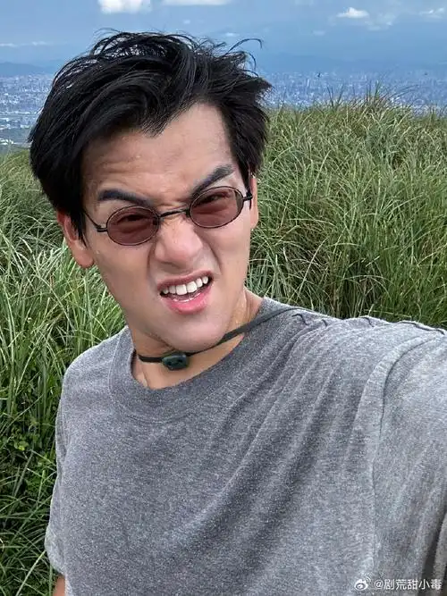 没认出彭于晏##彭于晏你咋自拍的啊