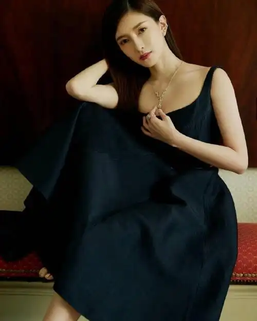 江疏影穿吊带黑裙秀锁骨气质优雅