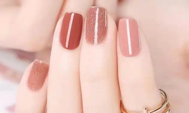 根据季节的不同来更换美甲款式,夏天比较适合活泼俏皮艳丽的指甲颜色