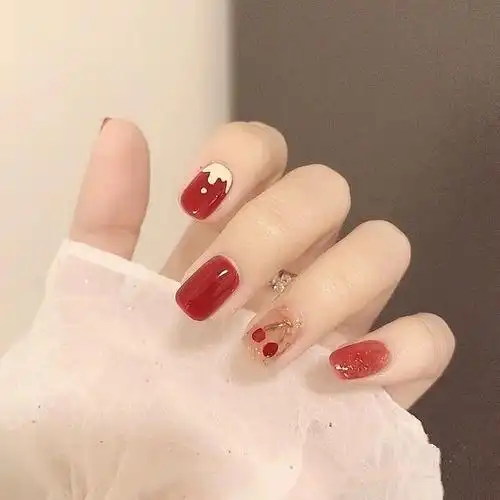 这款美甲的颜色以酒红色为主,选用黄色在指甲上写上发财两字.