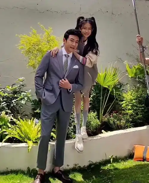 陆毅带女儿拍写真,15岁贝儿身高快赶上爸爸,一双"筷子腿"吸睛