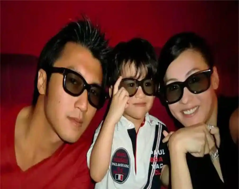 而后又有网友提出,张柏芝三胎儿子的生父,就是富商孙东海他不但是谢贤