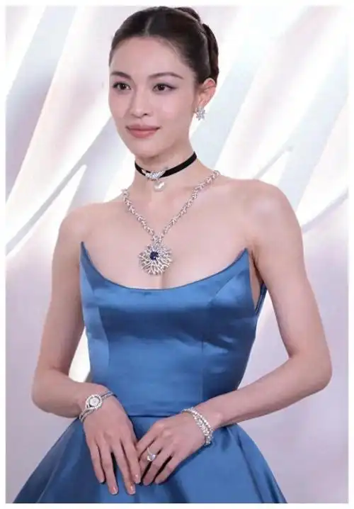 30岁钟楚曦穿蓝色抹胸裙亮相好身材曲线十分迷人引人注目