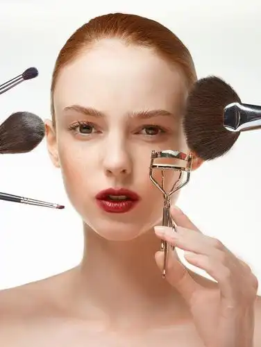 美女化妆模特图片-模特美女脸上的粉白色粉底素材-高清图片-摄影照片