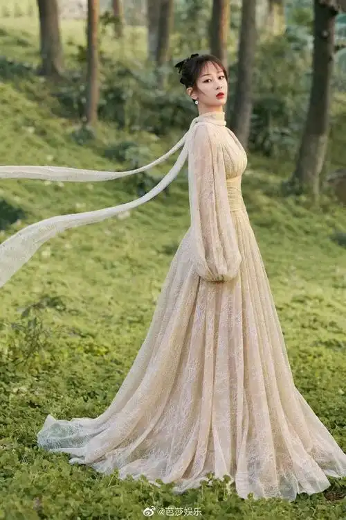 1220杨紫身穿礼裙亮相2020星光大赏后背系结v领将锁骨映衬得格外美