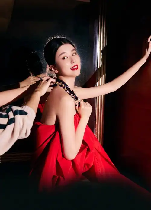 乔欣身着carolina herrera 2023度假系列红色花苞拖尾礼裙_高清图集