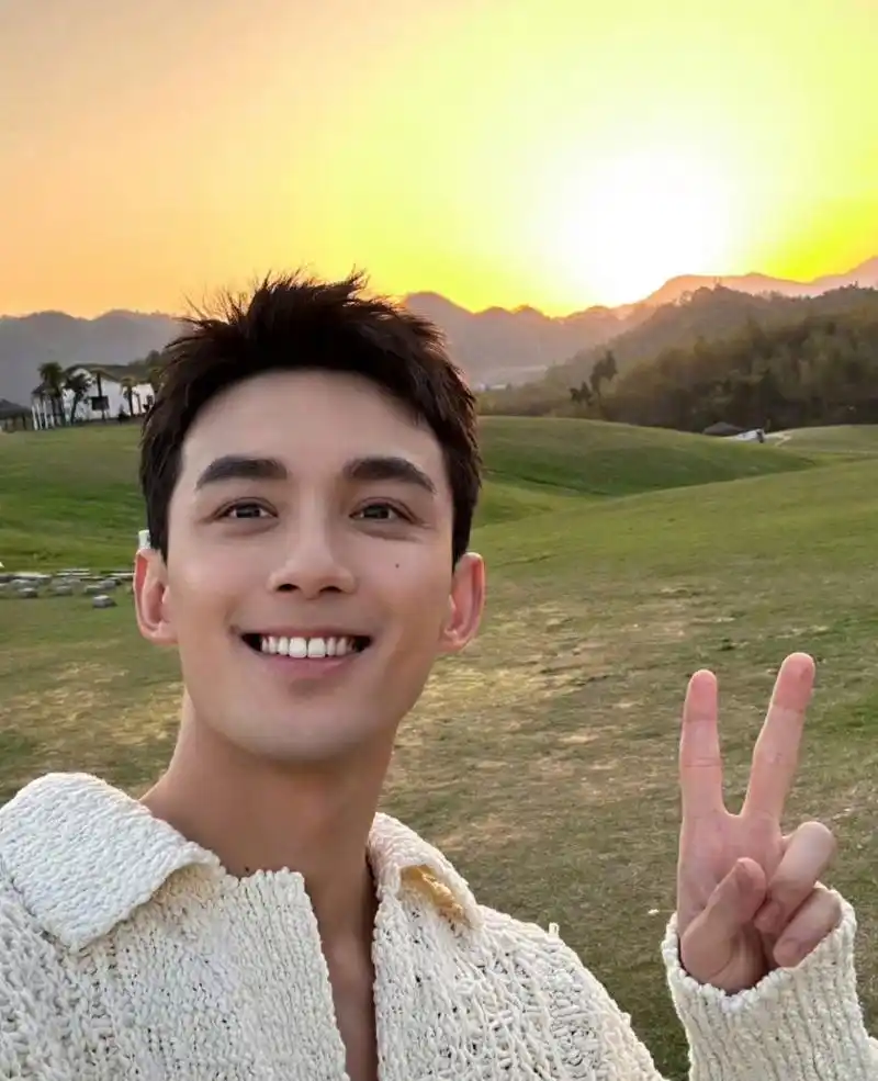 他笑起来太阳光了,牙齿也整齐洁白,细节一看就是比较精致的男生,磊子