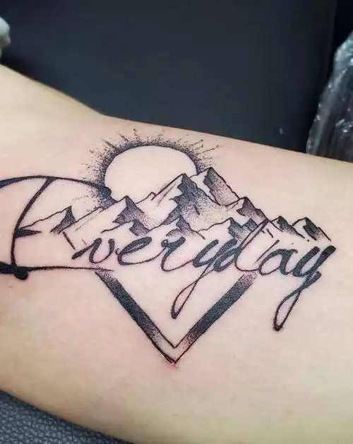 山峰 小英文纹身图片_手臂几何点刺山太阳英文纹身图案