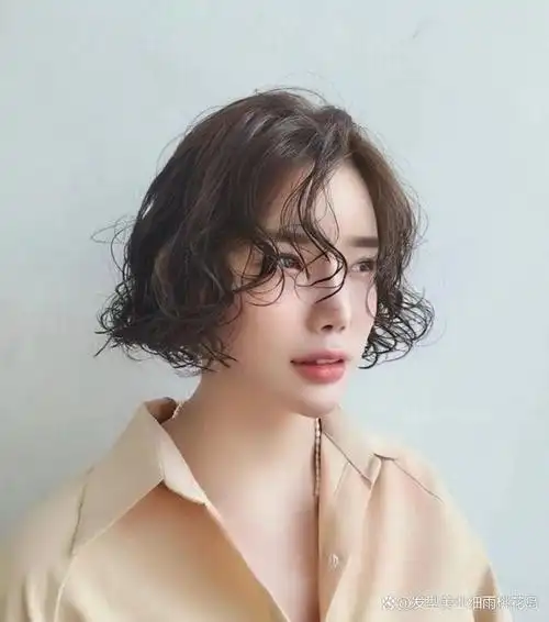或者减龄有气质的蛋蛋卷头,这样的卷度适合短发,搭配烫卷的刘海显气质