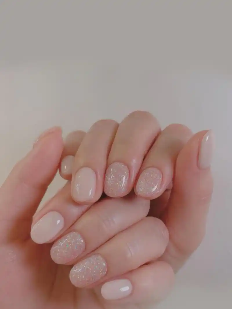 美甲才是上班族的首选 没有姑娘不爱美甲吧,不过我个人更喜欢淡雅色系