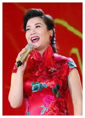 52岁的张也:干妈李谷一,登25次春晚,离异后至今未婚无子女|关锦鹏