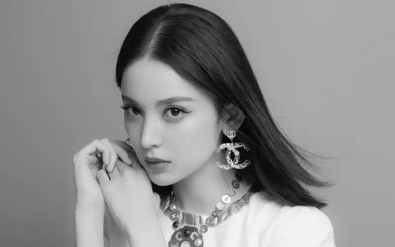 古力娜扎气质黑白照片-美女壁纸-高清美女图片-第5图-娟娟壁纸