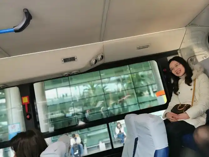 坐韩国公交车  最后一排座位都是男主送女主回家坐的