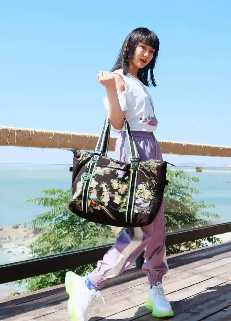 黄龄居然和男友车内激吻!真疯狂!忍不住还是想故意被拍到的啊?