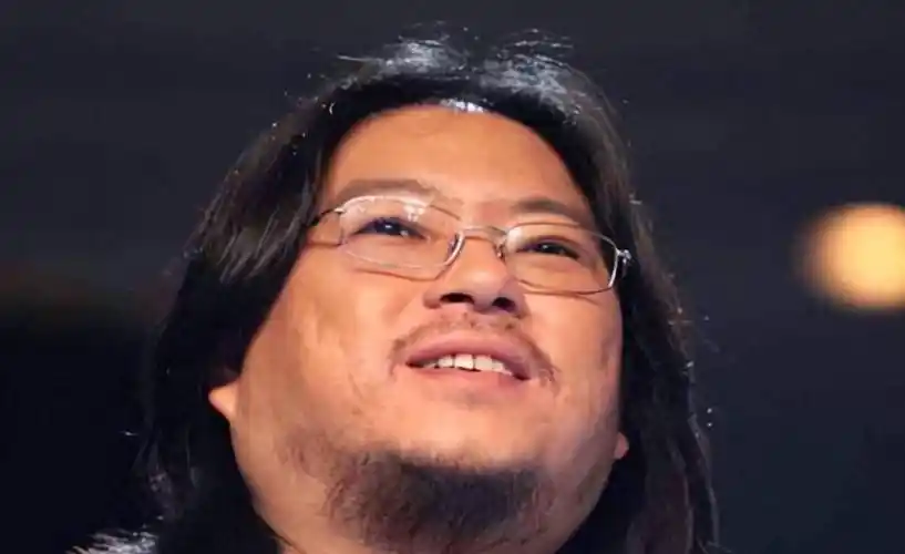 54岁高晓松罕晒自拍照,暴瘦变瓜子脸似华晨宇,疑受刀郎刺激整容_因为