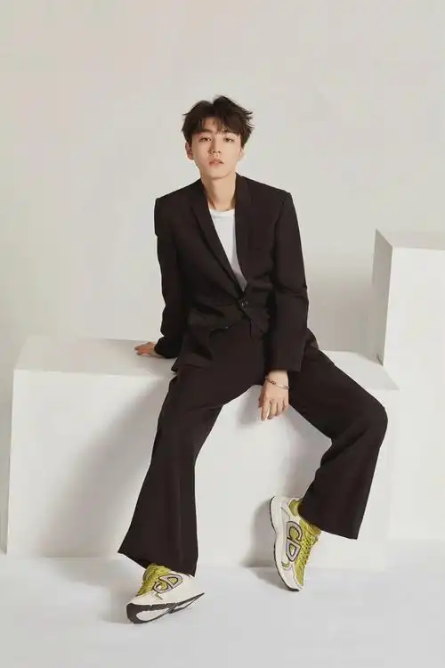 王俊凯新广告大片 西装衬衫 运动鞋 休闲又不失时尚