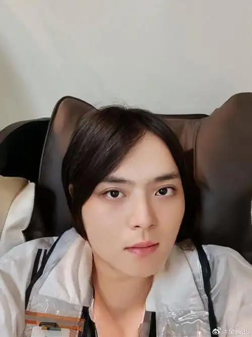 长发男##长发男人##男人发型##男人化妆##男生女相##男扮女装