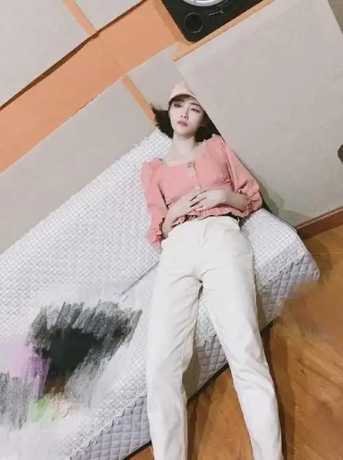 许佳琪穿休闲装葛优躺简约不失个性这角度显得腿太长了吧