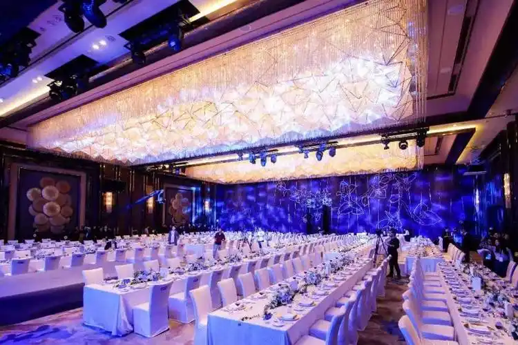 本次年会活动策划布置的场地受到现场人员的高度