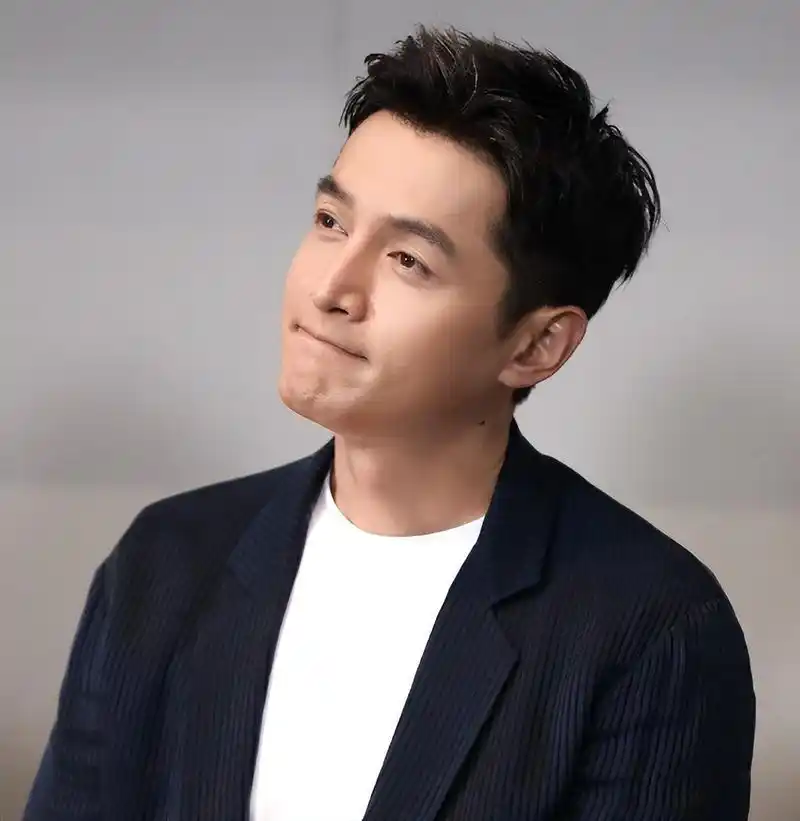 胡歌凌晨晒疤痕照,称对不起很多人,眼睛红肿乱剪头发,疑患抑郁