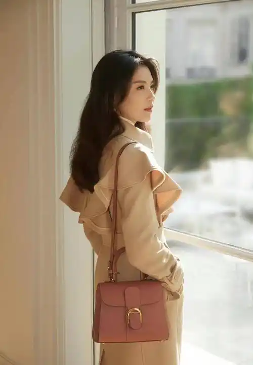 刘涛巴黎时装周穿荷叶边卡其色风衣,优雅时尚又减龄!