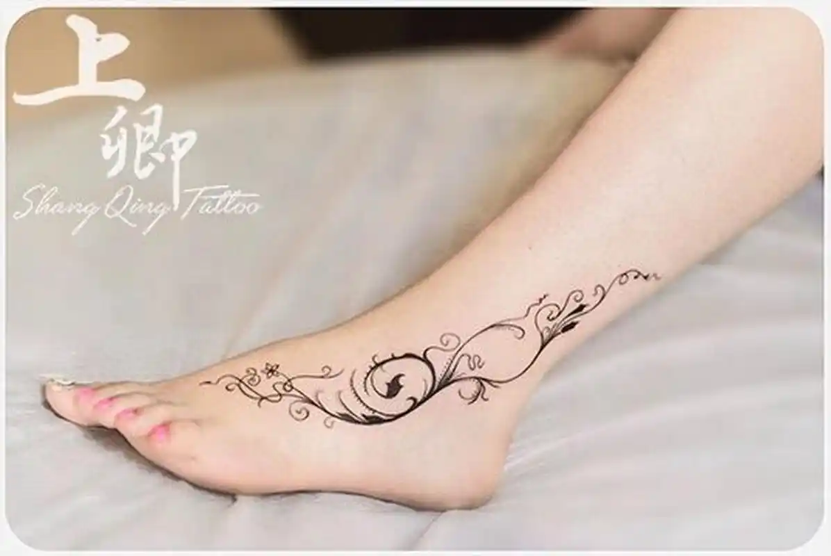 一款妖娆的藤蔓设计线条轻柔舒展从脚背延伸到小腿视觉上更显腿修长