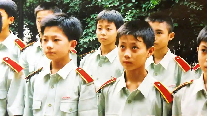 从小帅到大!杨洋晒童年军装照 抿嘴微笑稚嫩又可爱