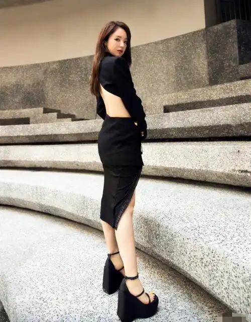 曲线,整体看上去臀腰比非常完美,恨天高高跟鞋也给董璇的身高加了分