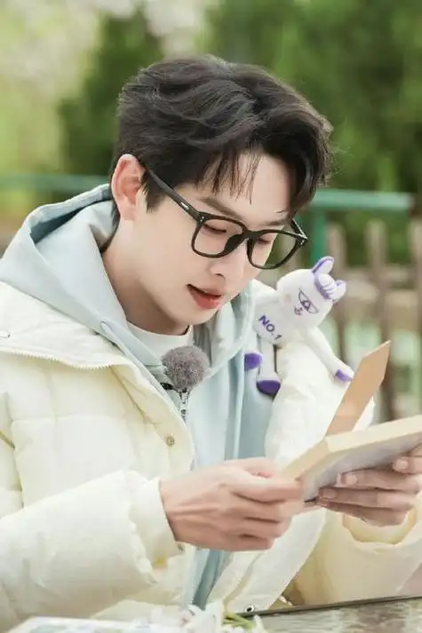 某顶流小花在庆功宴上举着香槟转圈,半小时后在化妆间吞安眠药;某综艺