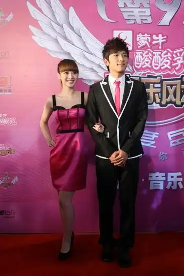 图文第九届音乐风云榜红毯主持人大左柳岩