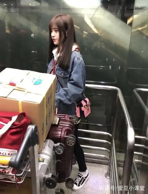 鞠婧祎街拍合辑,元气满满美少女,路人视角你觉得可以