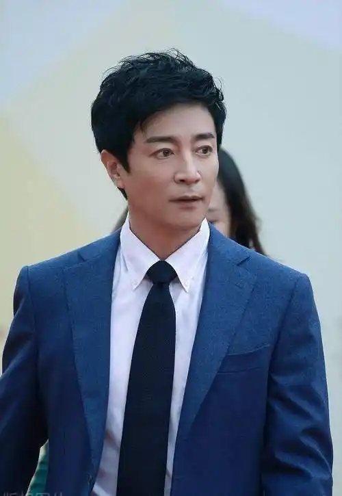 何中华的两大"禁忌":第一是被当做香港演员,第二是被问年龄_大侠_专业