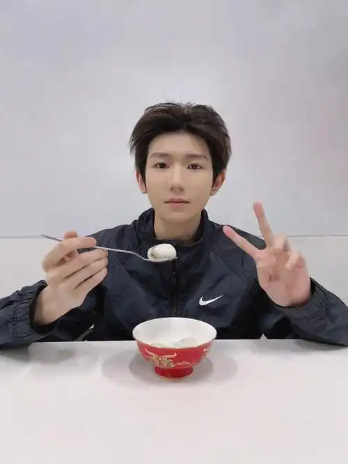 论幽默还是源哥强 元宵节之际王源带着他的汤圆一起"倒"了