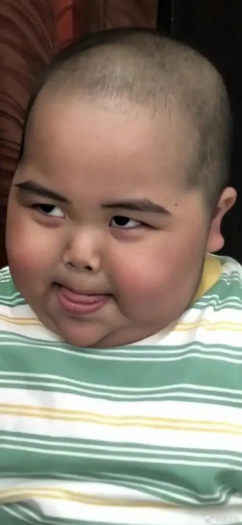 猛男流泪郭艾伦晒与印尼表情包小胖合照01我直接哭哭