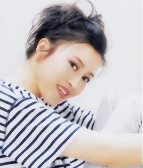 自国内高考制度恢复后,丁嘉丽通过个人的勤奋与拼搏,成功获得了上海