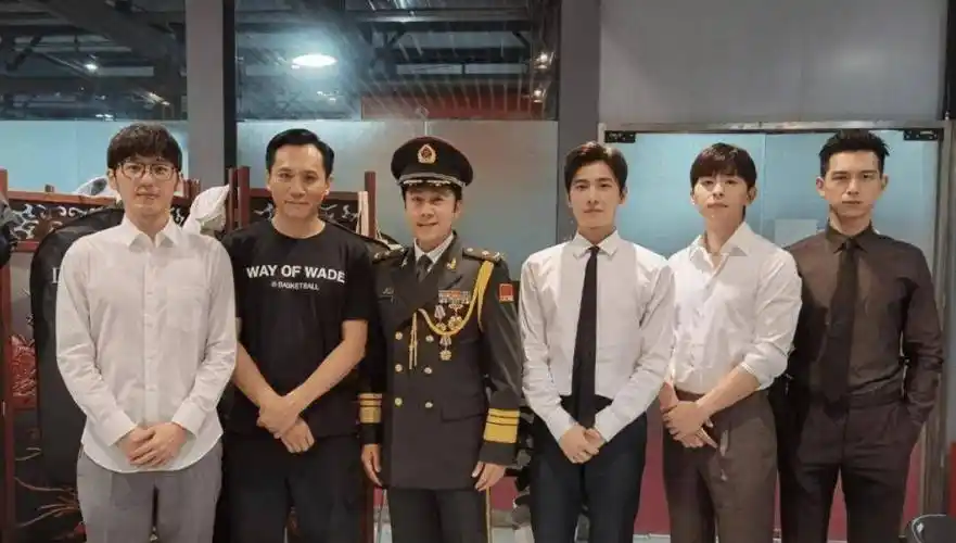 《破晓》后台照,杨紫李现邓伦等演员合照,有着纪念意义的照片_民国