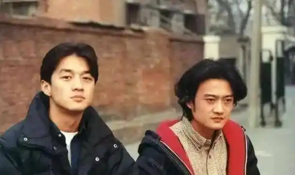 陈建斌大学旧照流出李亚鹏光芒难掩难怪王菲周迅为其倾心