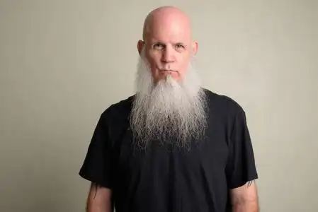 灰胡子成熟的秃头男人,留着长长的灰胡子照片