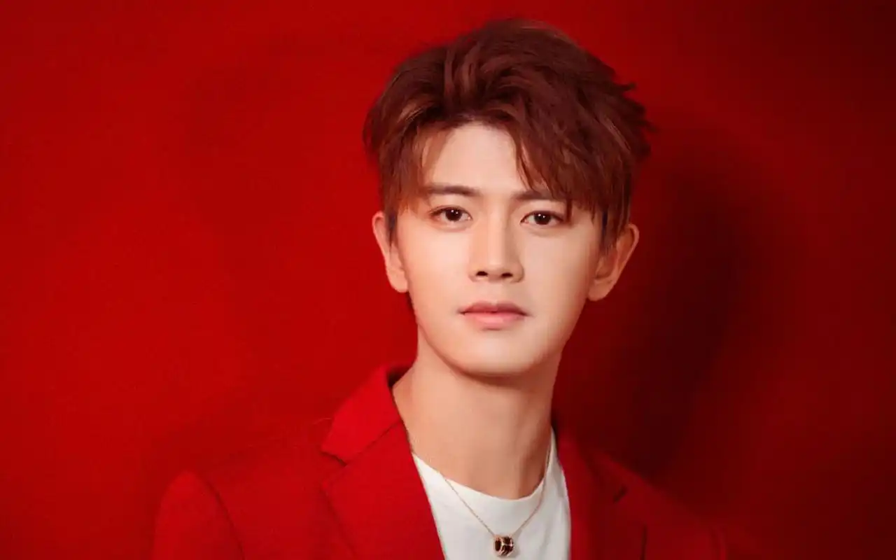 生活低调从《大唐荣耀》走红的明星任嘉伦,拍戏认真,工作一丝不苟.