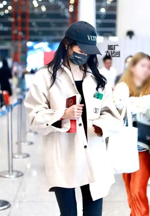 关晓彤北京机场路透##关晓彤出发戛纳机场路透