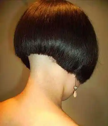 女生掏空短发波波头发型对脸型的修饰,是波波头发型最出色的一种,女生