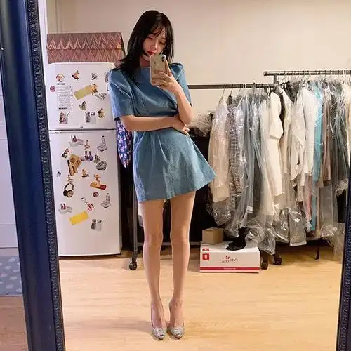 崔雪莉[超话] 雪莉最新ins私服更新,雾霾蓝短裙尽显温柔