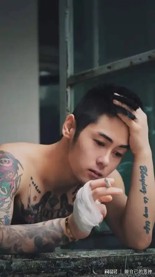 痞子小鲜肉的性感纹身写真