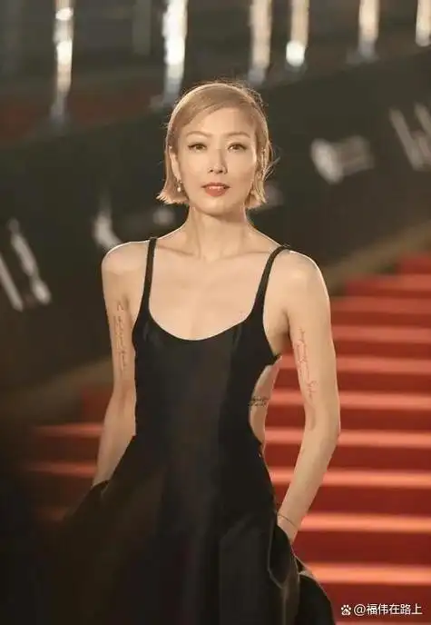 52岁的郑秀文终舍弃病态瘦,增肥之后登杂志封面,网友说好看多了