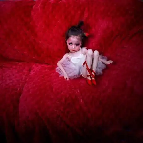 这么小的小孩子哪长头发,还穿红舞蹈鞋!