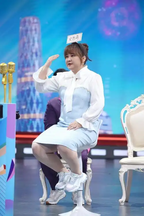 贾玲又没控制住身材脖子胖出3层肉穿长裙藏住粗腿仍有体积感